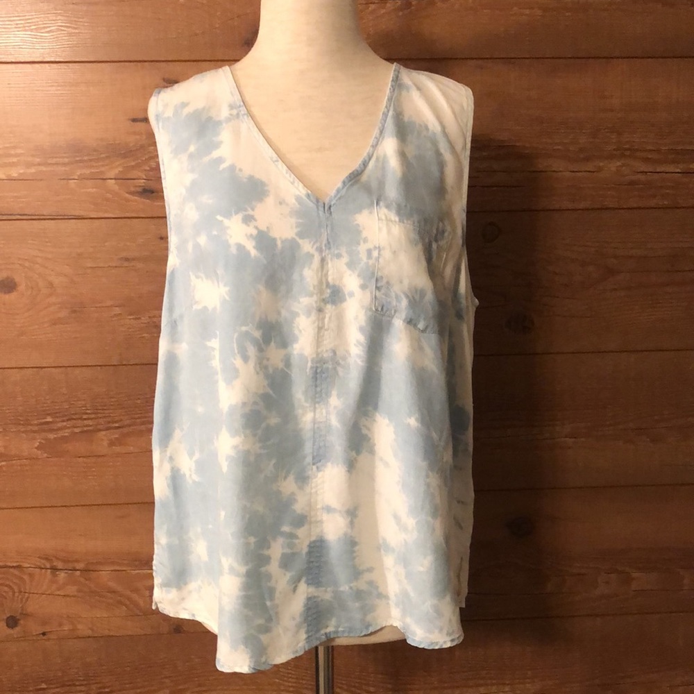 NWT Everly sz M Tie Dye Tank Chambray Top